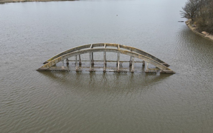 TIP NA VÝLET: Většinu obloukového mostu Všeboř pohltila voda z přehrady. Při nízké hladině se ale na něj dá vstoupit
