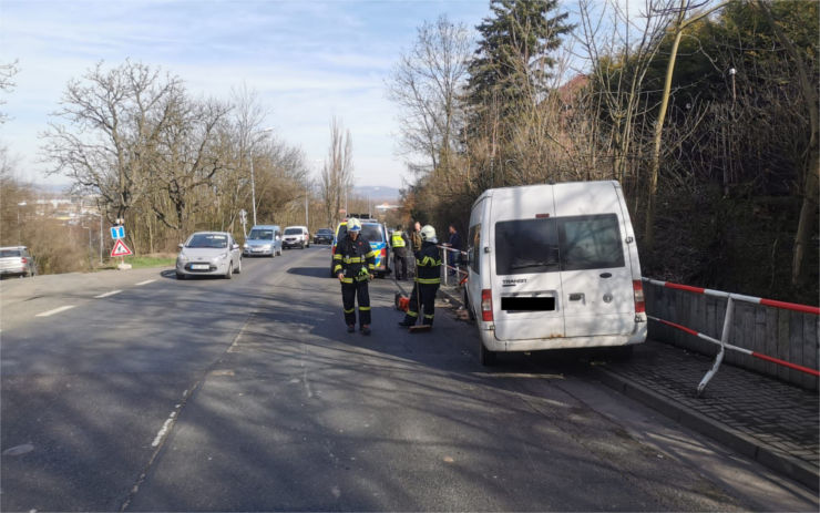 Dodávka v Trnovanech narazila do zábradlí, na místo vyjížděli hasiči