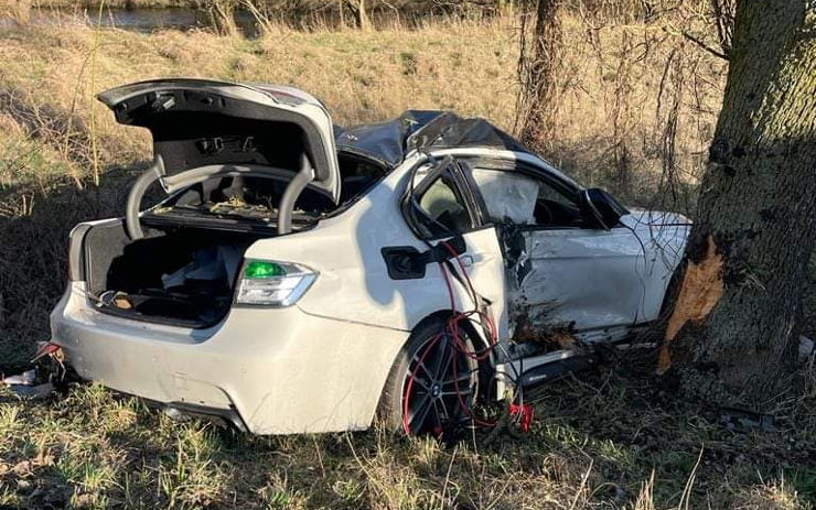 FOTO: Devatenáctiletý mladík v BMW narazil do stromu, pro těžce zraněného spolujezdce letěl vrtulník