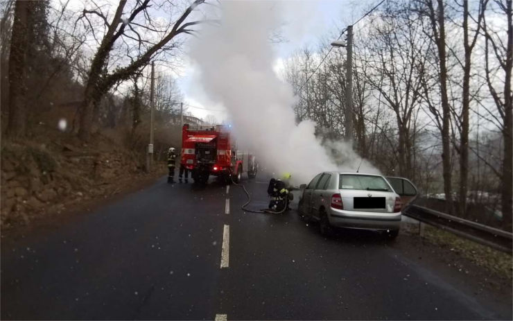 FOTO: Osobní auto zachvátil požár, s plameny bojovaly dvě jednotky hasičů