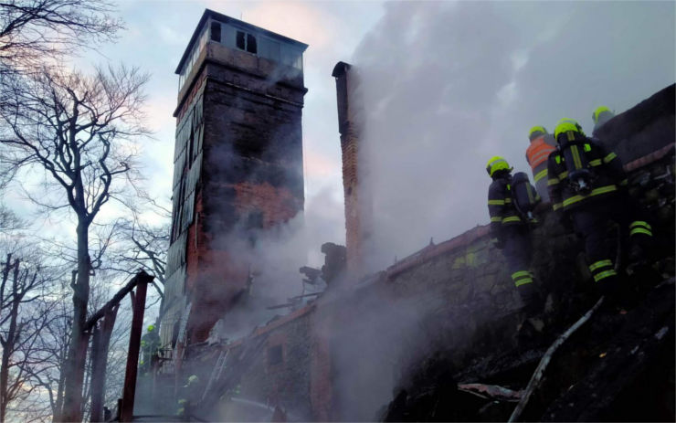 OBRAZEM: Sedm jednotek hasičů vyjíždělo v nočních hodinách k požáru rozhledny v Českém Švýcarsku