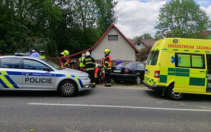 AKTUÁLNĚ: Ve Rtyni nad Bílinou narazilo auto do plotu, na místě zasahují záchranáři a policie