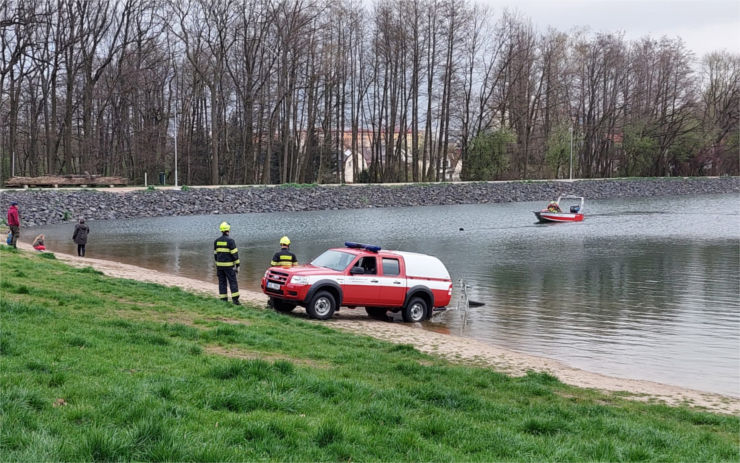 FOTO: Hasiči vyjížděli k Proboštovskému rybníku. Topil se tam pes, labuť ho nechtěla pustit zpátky na břeh