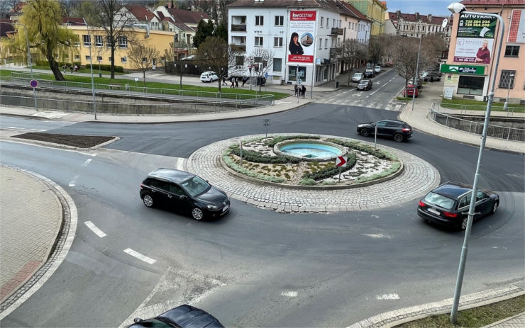 Opravy výtluků v Bílině způsobily dopravní kolaps, pokračovat budou až na konci dubna