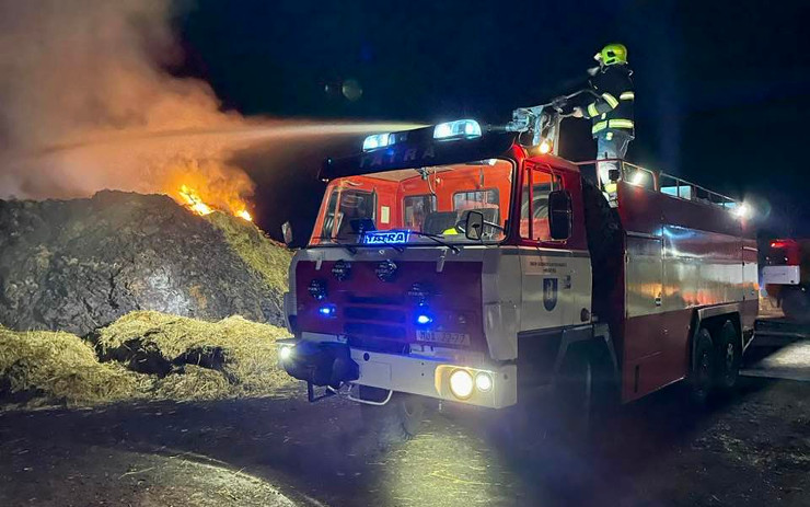 FOTO: Hasiči v nočních hodinách opět zasahovali u požáru hnojiště