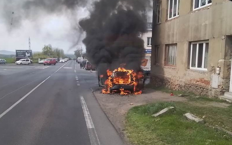 OBRAZEM: Osobní auto skončilo v plamenech, požár ho zcela zničil