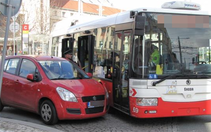 AKTUÁLNĚ: Na Masarykově třídě u bývalého pivovaru se srazila autoškola s trolejbusem, na místě je silný provoz