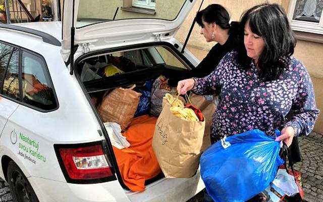 Energetici z ČEZ opět provětrali své šatníky a znovu pomohli maminkám a dětem z azylového Domova sv. Máří Magdalény