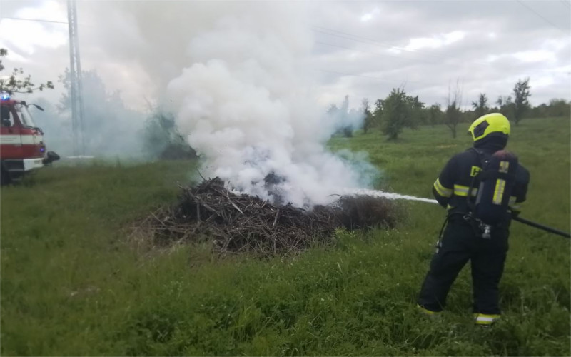 V chatové osadě zachvátily plameny hromadu štěpky, na místo vyjížděli hasiči