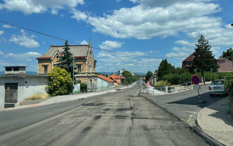 V Teplické ulici v Bílině začalo frézování vozovky, pokládka nového asfaltu začne za dva týdny