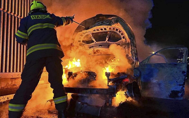 OBRAZEM: Požár zachvátil na Teplicku osobní auto, mělo poruchu