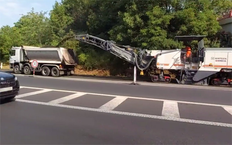 VIDEO: Mezi Teplicemi a Novými Dvory projíždějte opatrně. Začalo tu frézování vozovky