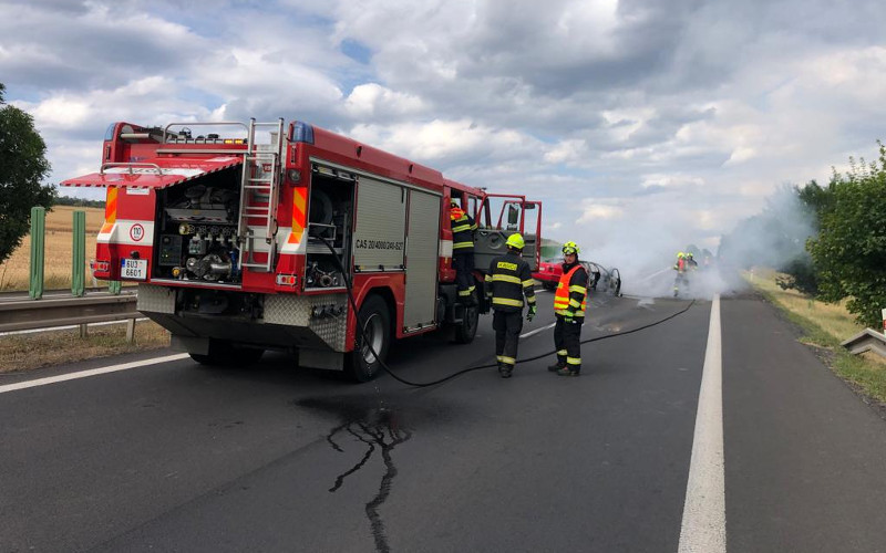 OBRAZEM: Osobní auto začalo po havárii s traktorem hořet. Pět lidí se zranilo