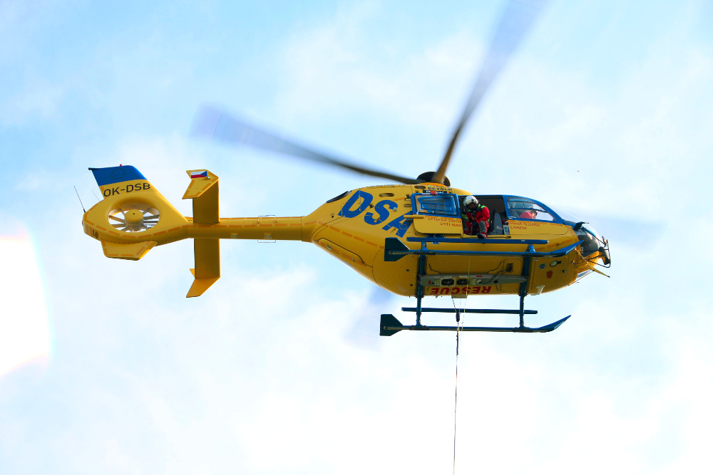 AKTUÁLNĚ: U Lomu přistával záchranářský vrtulník, letěl k nehodě osobního auta s dodávkou