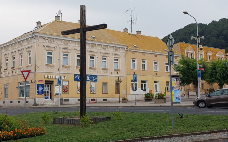 Z náměstí v Krupce zmizel dřevěný kříž, ohrožoval kolemjdoucí