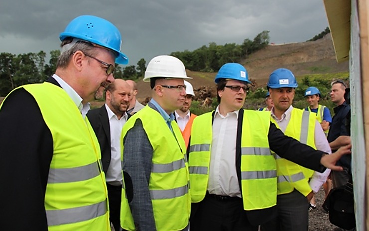 Zleva Dan Ťok, ministr dopravy, premiér Bohuslav Sobotka a generální ředitel ŘSD Jan Kroupa. Foto: Ústecký kraj