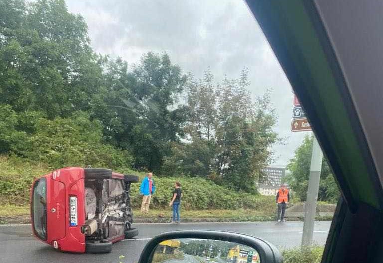 AKTUÁLNĚ: Pod Větruší skončilo auto na boku