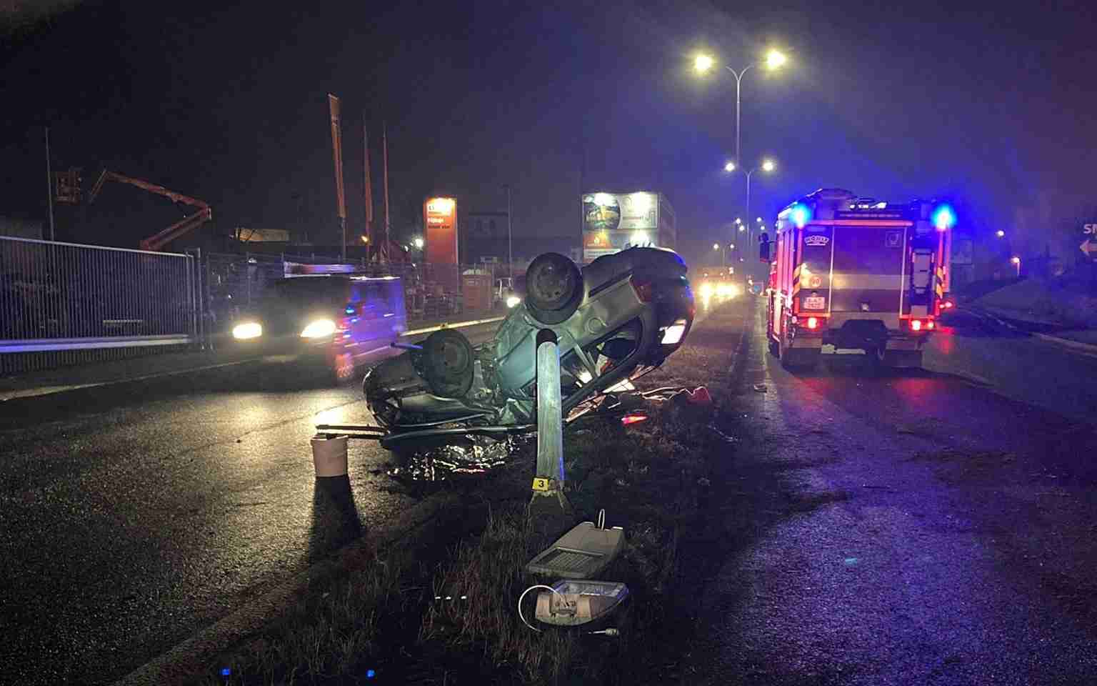 AKTUÁLNĚ: V Žižkově ulici v Ústí nad Labem narazilo auto do sloupu a skončilo na střeše