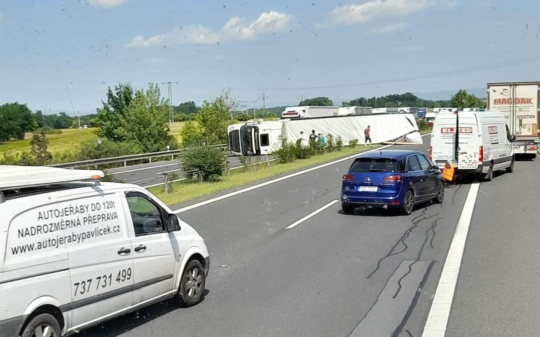 AKTUÁLNĚ: D8 je ve směru na Prahu zavřena! Dálnici blokuje převrácený kamion