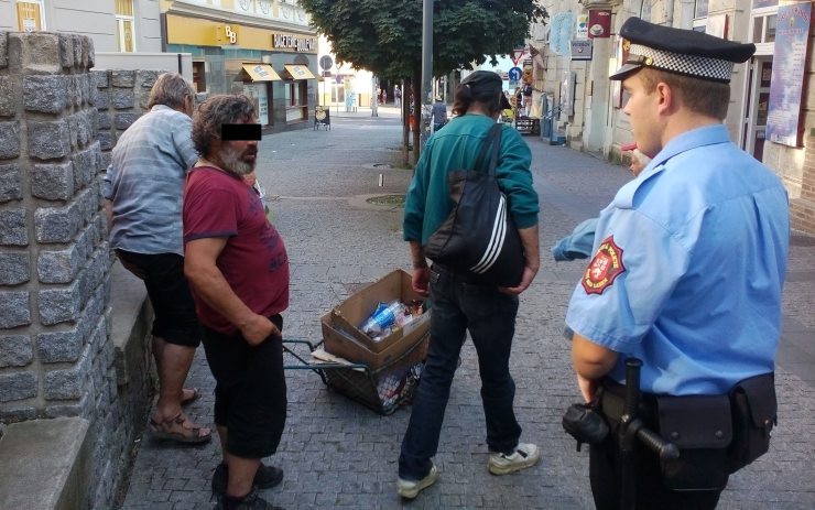 Strážníci se snaží vytlačit bezdomovce z centra Ústí. Foto: MP Ústí nad Labem