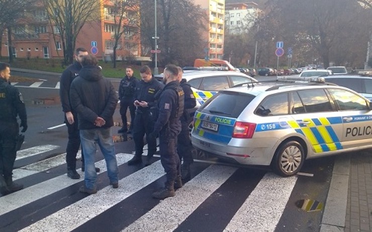 Muž na Štědrý den kopal do cizího auta, k jeho smůle ho ale viděla svědkyně