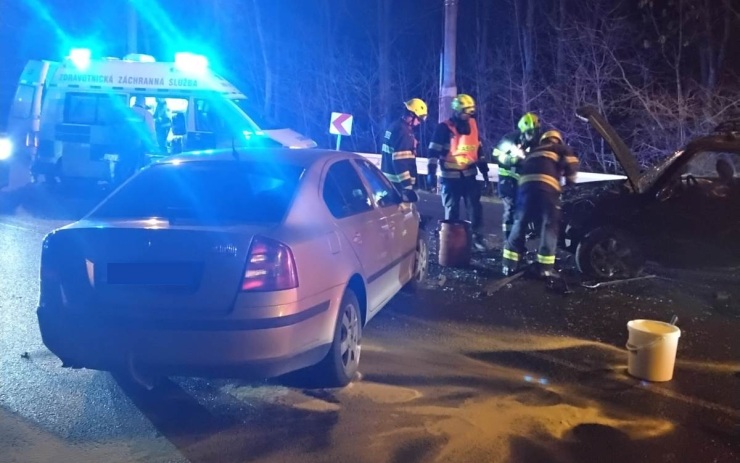 OBRAZEM: Při sobotní havárii v Důlcích se zranili čtyři lidé. Takto to vypadalo na místě nehody