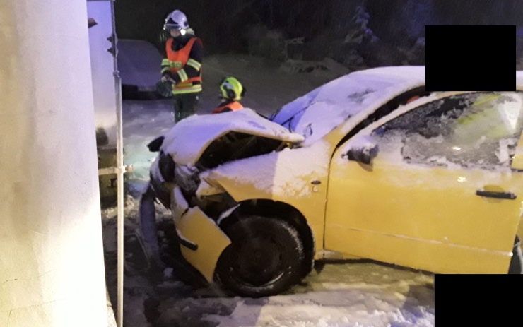 Ve Starých Křečanech narazilo auto do domu, na dálnici D8 skončil osobák mimo komunikaci. Dva lidé se zranili