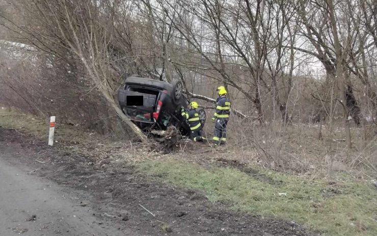 OBRAZEM: Auto vylétlo ze silnice a po nárazu do stromu skončilo na střeše