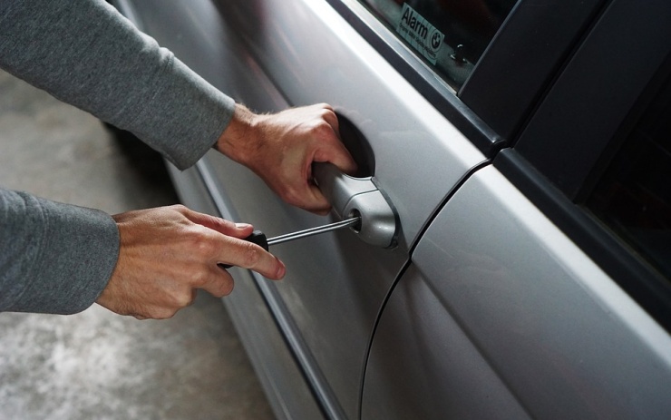 Zloděj vykradl zaparkované auto, zanechal po sobě škodu za pětatřicet tisíc