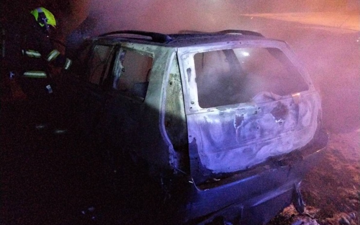 OBRAZEM: Hasiči ve večerních hodinách vyjížděli k požáru osobního auta, plameny ho zcela zničily