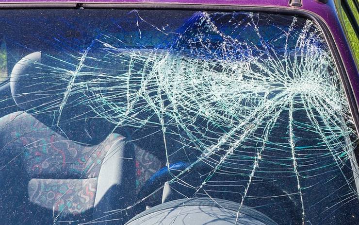 Vandal poničil zaparkované auto, způsobil na něm škodu za čtyřiatřicet tisíc