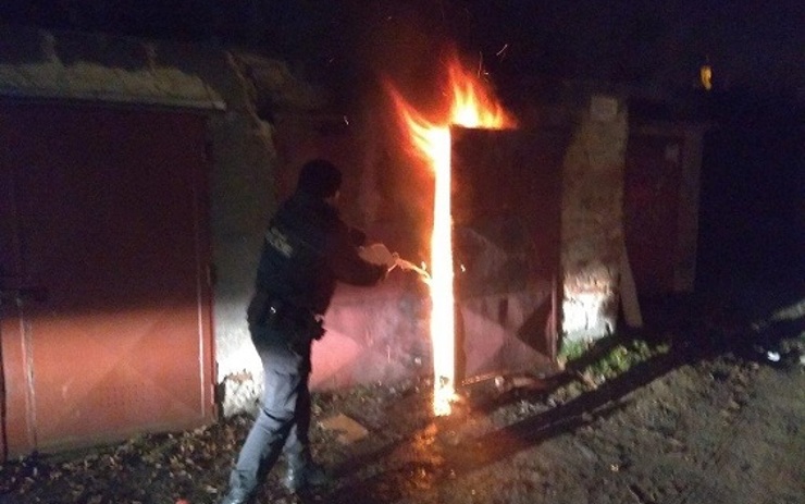 Požár zachvátil garáž, ve které se zdržují bezdomovci. Na místo vyjížděli hasiči