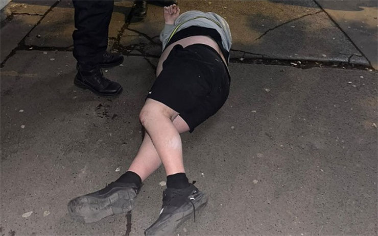 Opilec se nedokázal ani udržet na nohou a válel se na zemi, v sanitce napadl strážníka