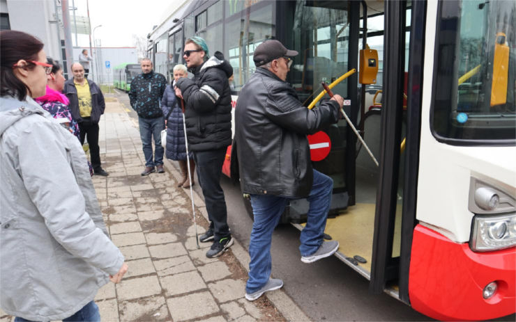 Řidiči ústeckého dopravního podniku prošli školením. Svými zkušenostmi s cestováním přispěli i nevidomí