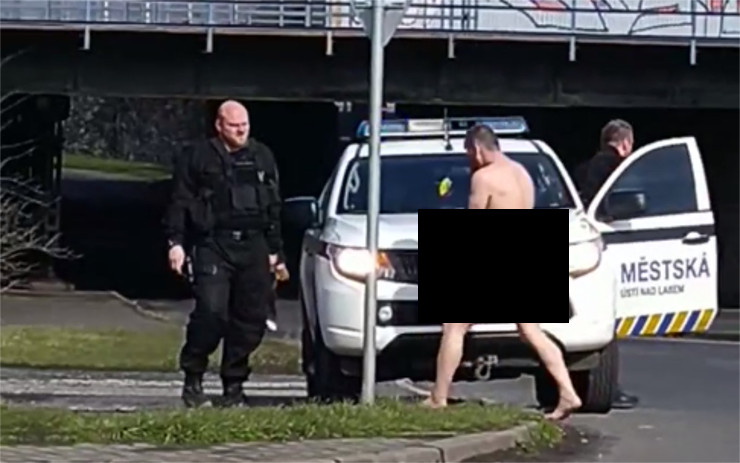 VIDEO: Prohraná sázka, nebo exhibicionismus? Po Ústí se procházel nahý muž, zachytil ho svědek