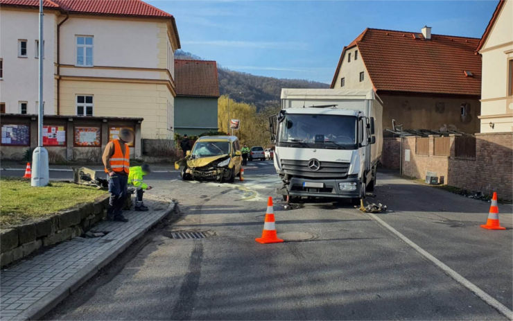 FOTO: Při nehodě náklaďáku s osobním autem utrpěl jeden člověk zranění