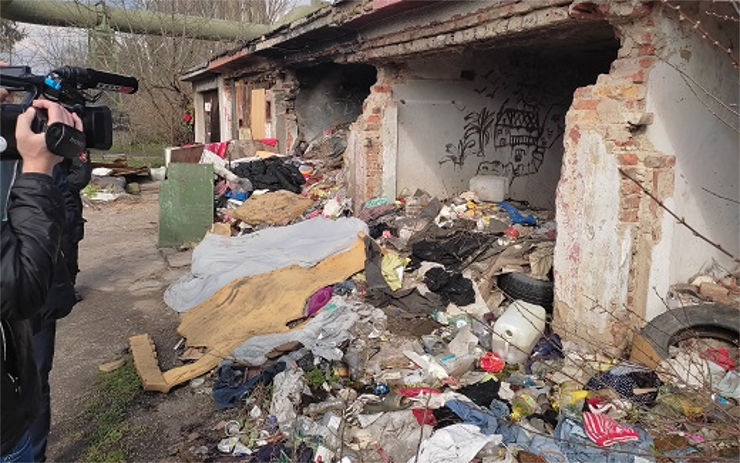 FOTO: I takhle žijí lidé. Do polorozpadlých garáží je přivedl alkohol a drogy, požáry jsou tu takřka na denním pořádku