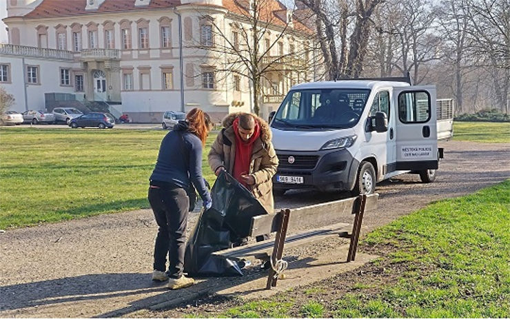 Jarní očista města pokračuje. Odsouzení uklízeli v Zámeckém parku