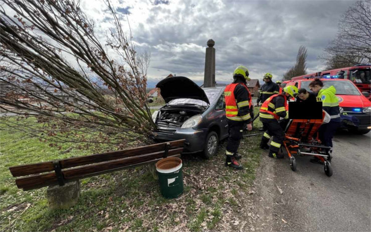 AKTUÁLNĚ: U památníku v Přestanově narazilo auto do stromu, nehoda si vyžádala zranění