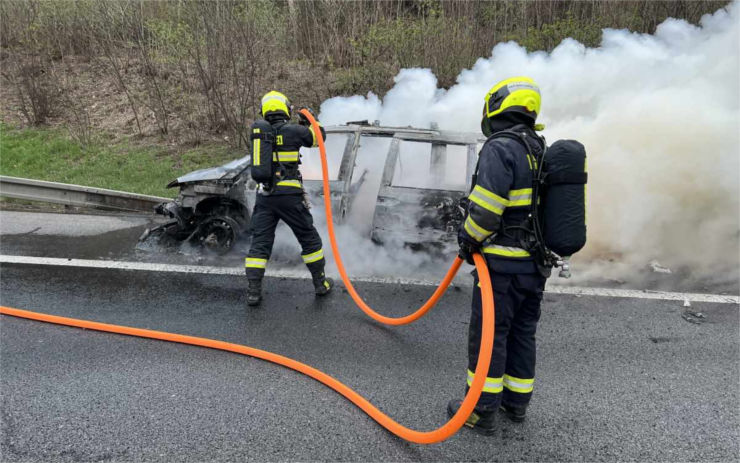 OBRAZEM: Dálnici D8 uzavřel v ranních hodinách požár osobního auta