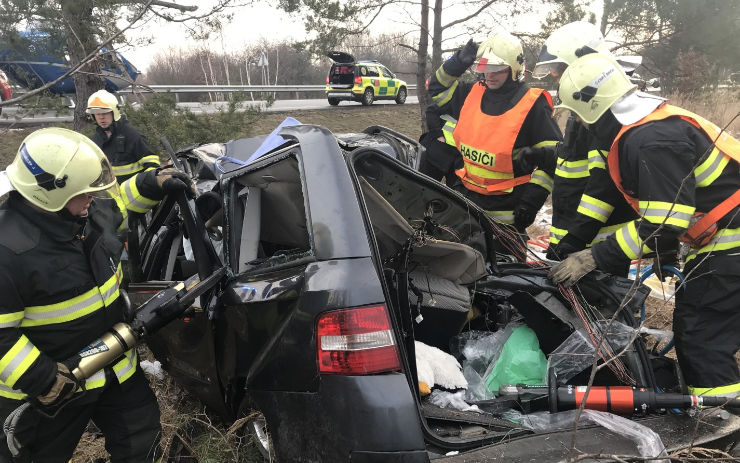 Řidič ujížděl na dálnici policistům a narazil do kamionu, nehodu nepřežil