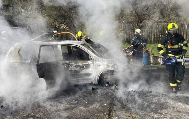 FOTO: Dvě jednotky hasičů vyjížděly k požáru osobního auta. Takhle ho zničily plameny