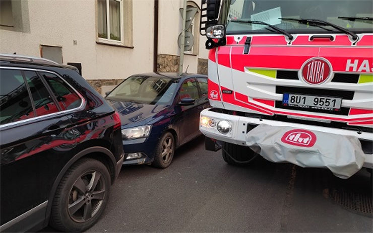 Porušení zákazu vjezdu, stání v křižovatce. Při kontrole průjezdnosti ulic byla skoro stovka aut špatně zaparkovaná