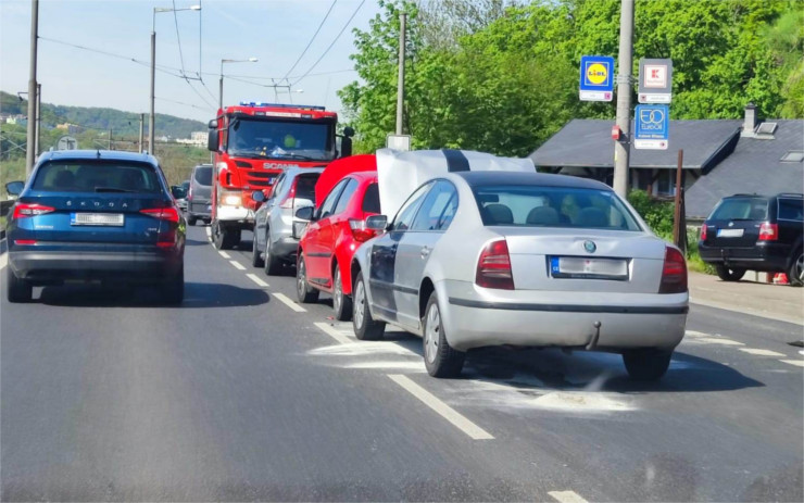 AKTUÁLNĚ: Hromadná nehoda na silnici mezi Ústím a Děčínem! Srazila se tu tři auta
