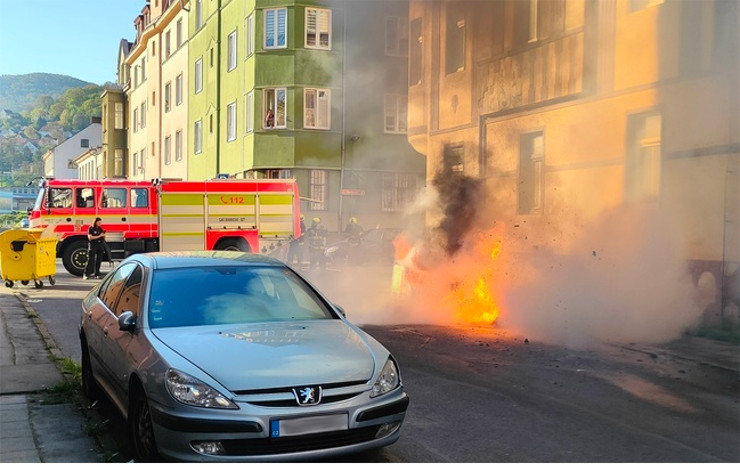 FOTO A VIDEO: Požár zachvátil kontejnery na Střekově, na místo vyjížděli hasiči