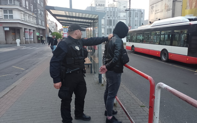 Muž cestoval načerno, před strážníky chtěl utéct. Byl totiž celostátně hledaný