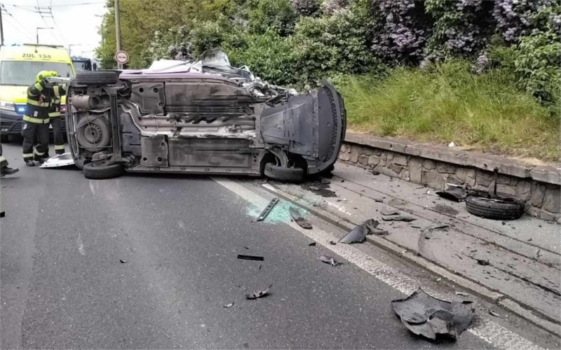 AKTUÁLNĚ: V Ústí narazilo osobní auto do sloupu, dopravu řídí policie