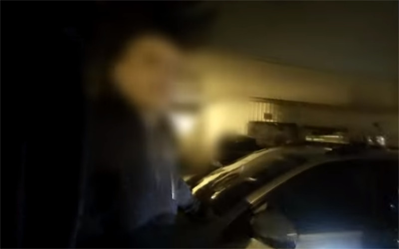 VIDEO: Agresor z ničeho nic dvakrát bodl mladíka do zad a dal se na útěk. Hrozí mu deset let