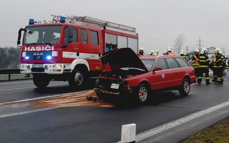 AKTUÁLNĚ: Nehoda na silnici mezi Ústím a Děčínem. Srazila se tu dvě osobní auta