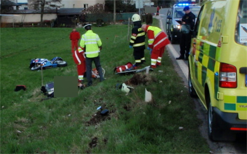Tragická nehoda mezi Ústím a Teplicemi. Motorkář narazil do plotu, i přes snahu záchranářů zemřel